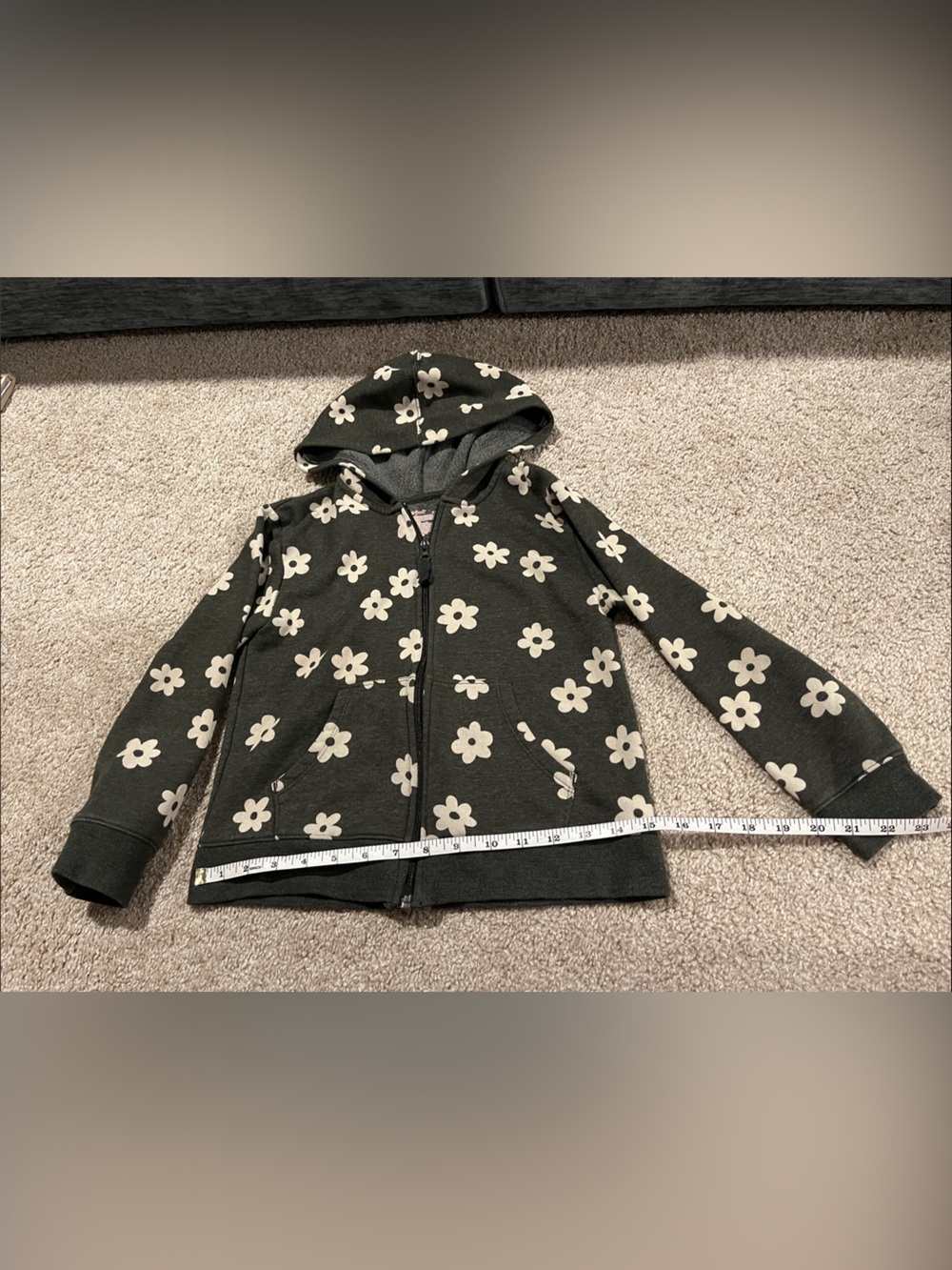 Cat & Jack Gray Girl’s Hoodie with Cream Daisy Print Size Medium (8)